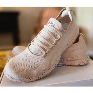 APL Techloom Breeze Women's 10/Men's 8.5 (APL is unisex sizing)